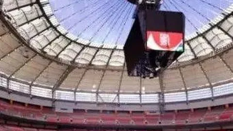 兹维列夫甜蜜拥吻新欢，前女友点赞引网友热议